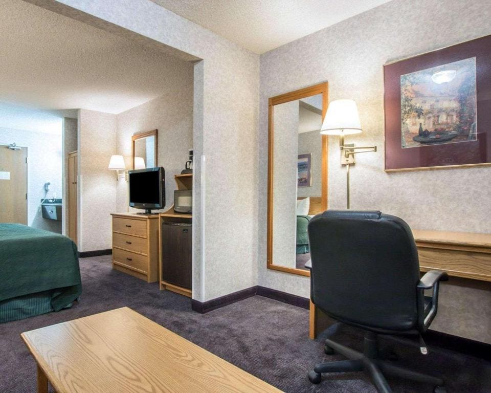 Suite, 1 King Bed, Non Smoking room - Image 2