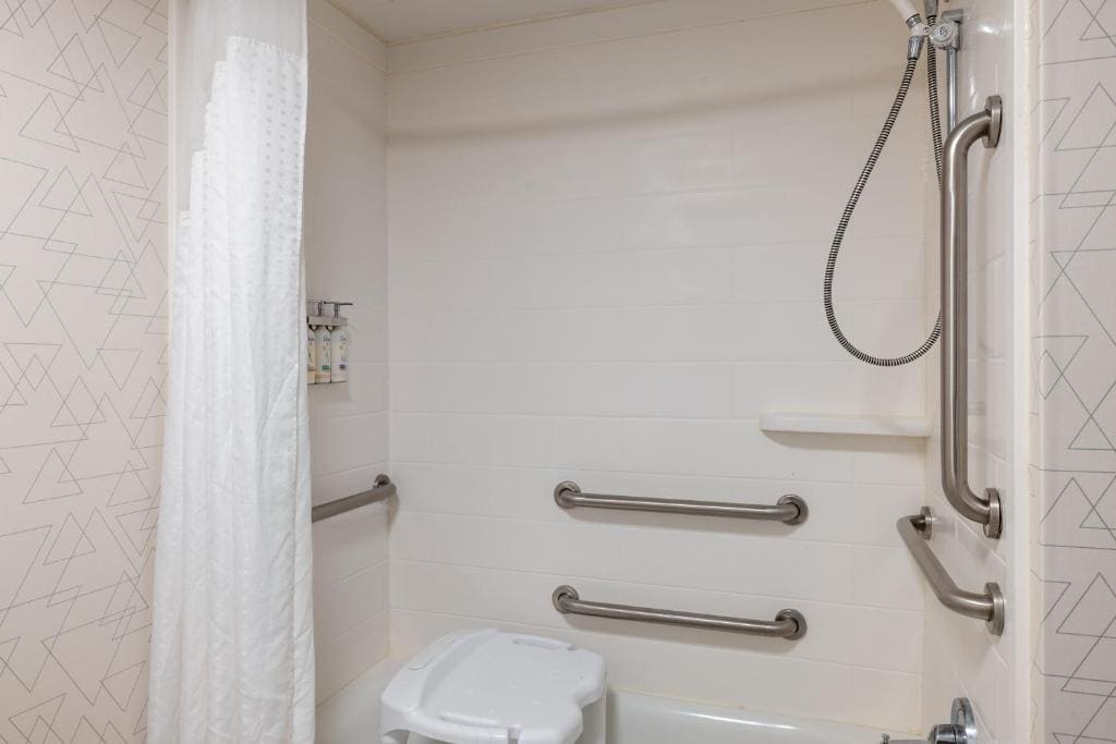 Queen Suite with Tub - Mobility Accessible room - Image 2