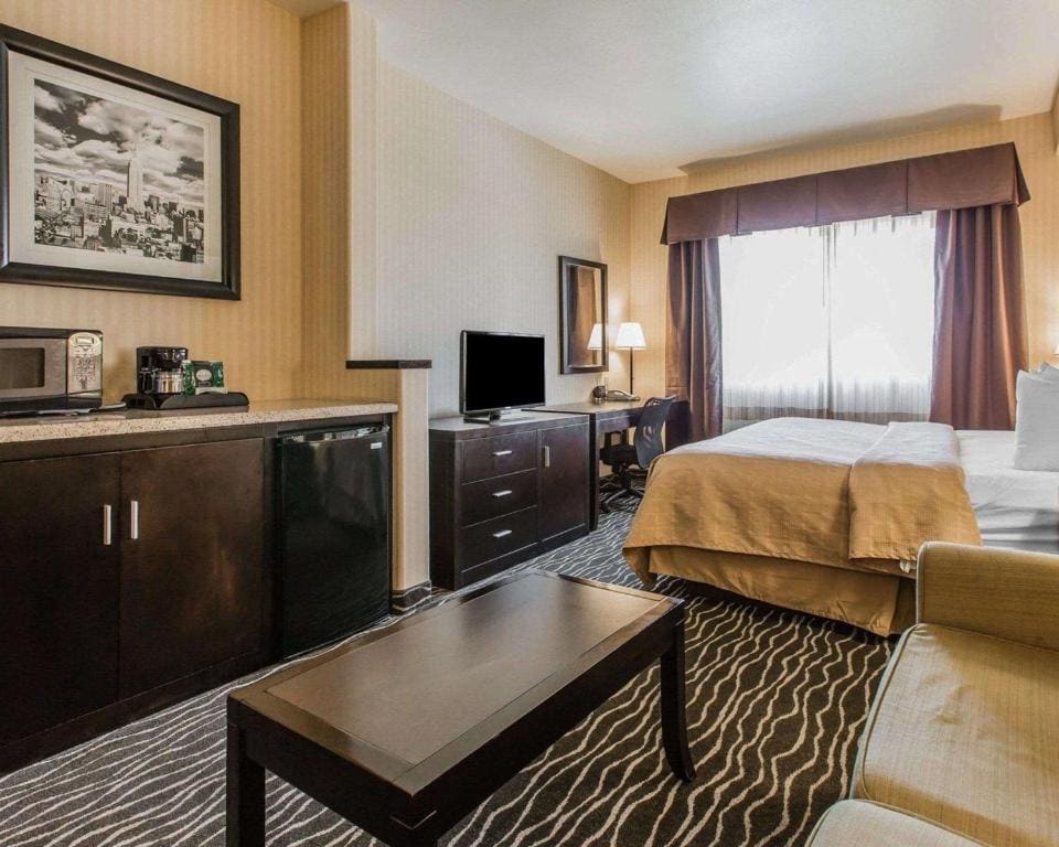 Suite, 1 King Bed with Sofa Bed, Non Smoking room - Image 2