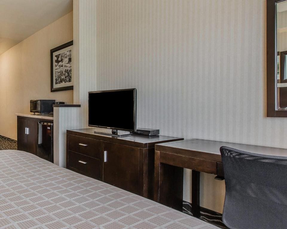 Accessible Suite, 2 Queen Beds, Roll-In Shower, Non Smoking room - Image 2