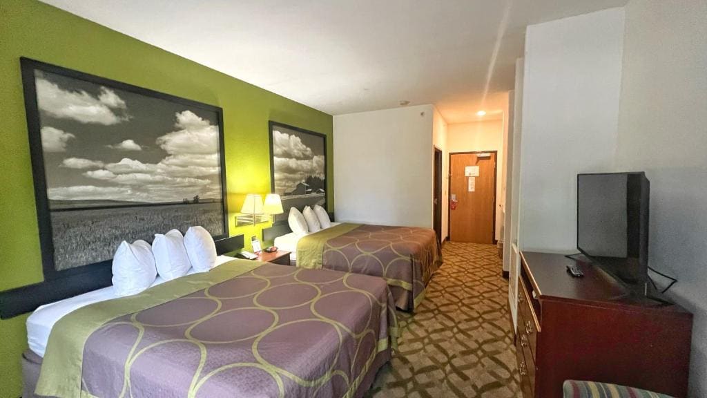 Queen Room with Two Queen Beds - Non-Smoking room - Image 1
