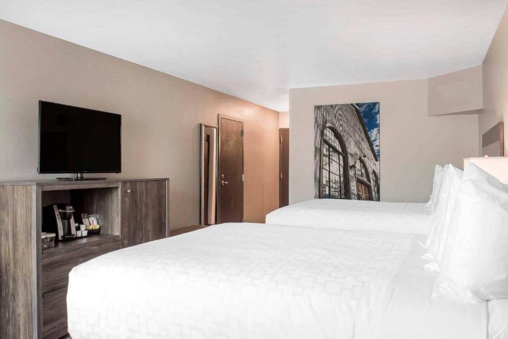 Queen Room with Two Queen Beds and Shower - Non-Smoking room - Image 2