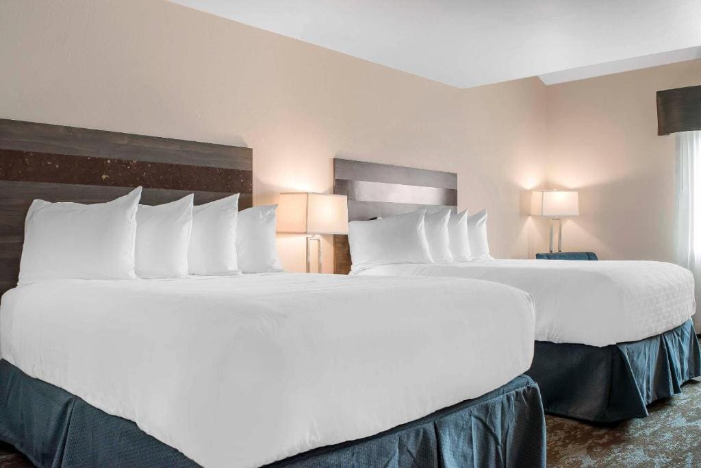 Queen Room with Two Queen Beds and Shower - Non-Smoking room - Image 1