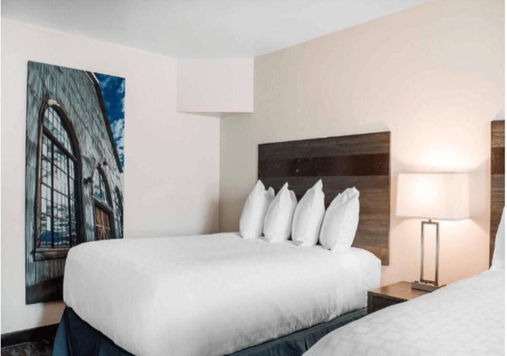 Queen Room with Two Queen Beds - Accessible/Non-Smoking room - Image 2