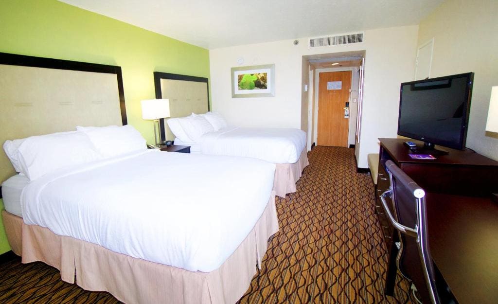 Double Room with Two Double Beds with Ocean View room - Image 2