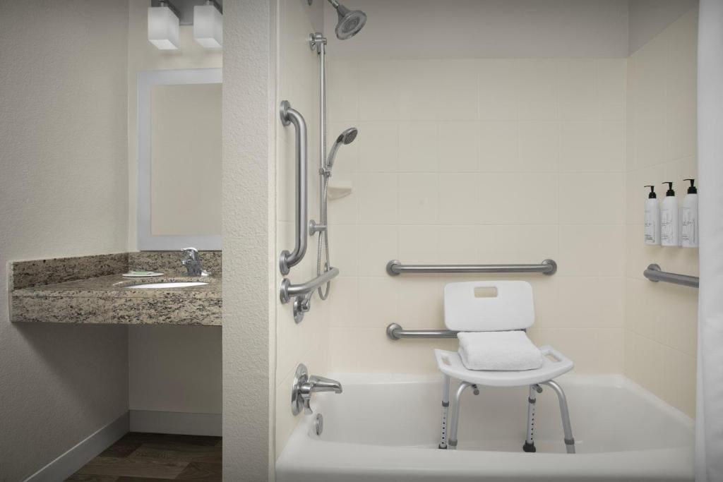 Studio Suite with Two Queen Beds and Adapted Tub - Mobility Accessible room - Image 2