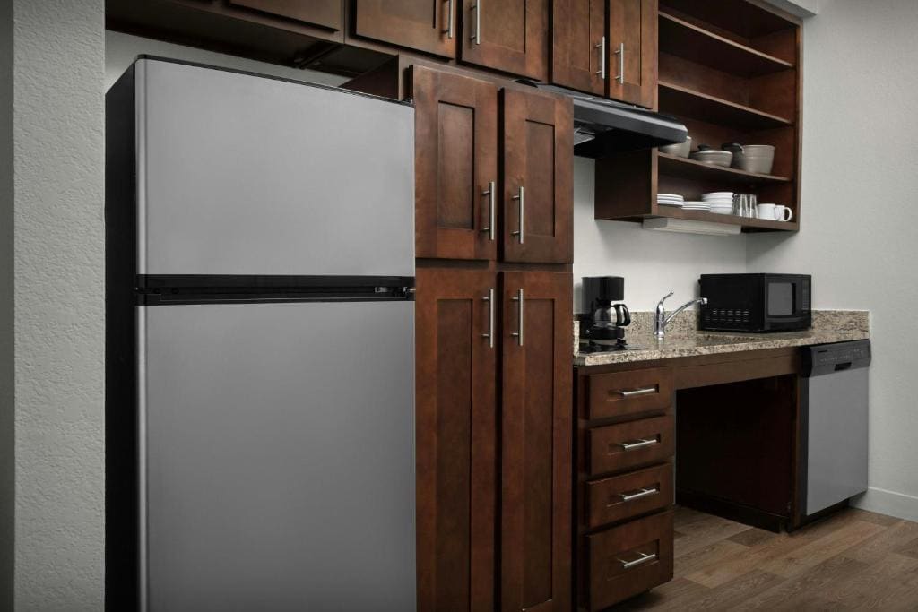 Studio Queen Suite with Tub - Mobility/Hearing Accessible room - Image 3