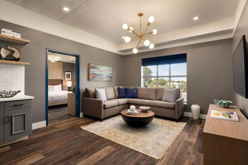 Suite, 1 King, Sofa bed room - Image 2
