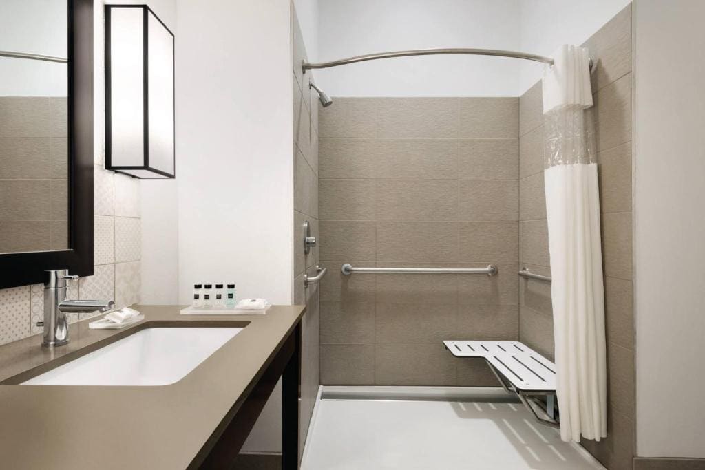 King Room with Roll-In Shower - Disability Access/Non Smoking room - Image 1