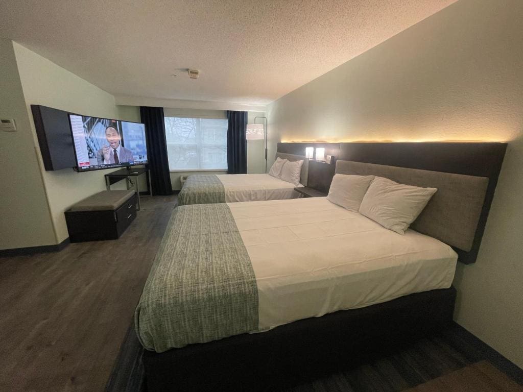 Queen Room with Two Queen Beds - Mobility Access/Non-Smoking room - Image 1