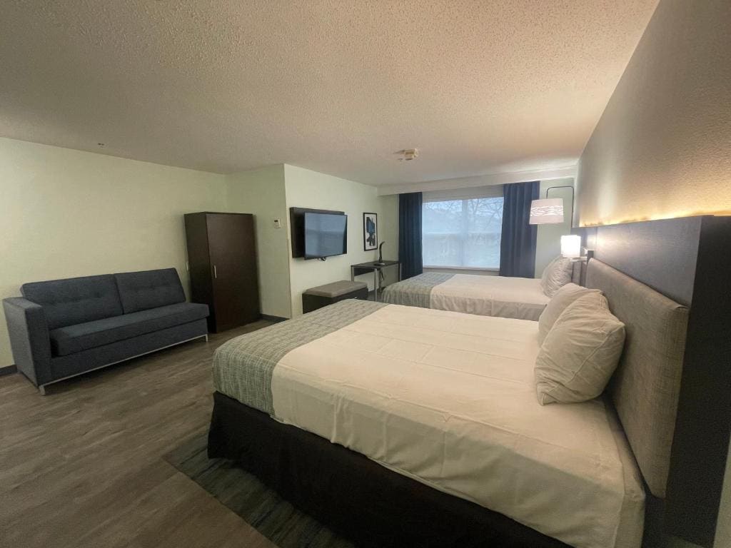 Queen Room with Two Queen Beds - Non-Smoking room - Image 1