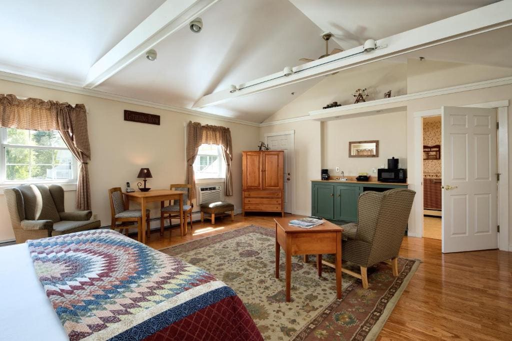 Deluxe Suite with Spa Bath room - Image 3