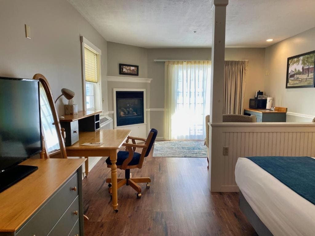 Deluxe King Suite room - Image 3