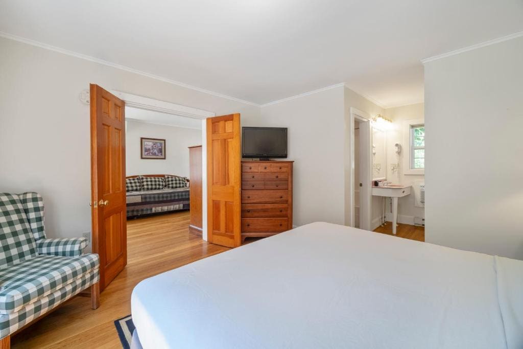 Cottage with King Bed room - Image 2