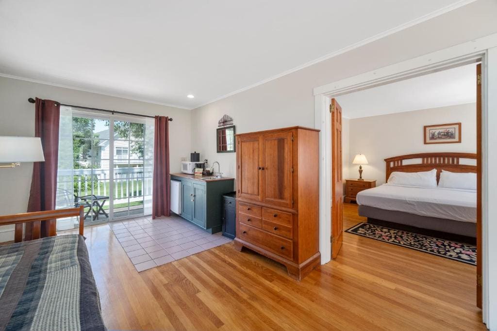Cottage with King Bed room - Image 3
