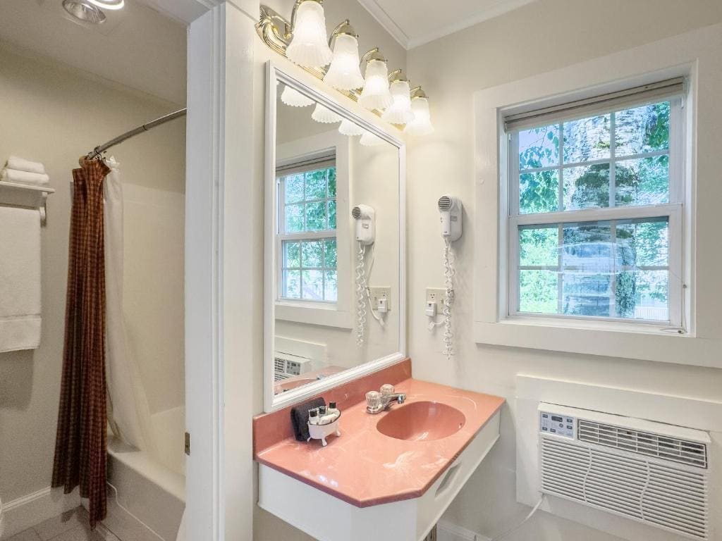 King Cottage with Jacuzzi room - Image 3