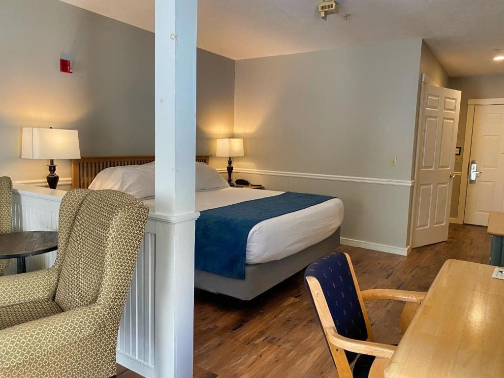 Deluxe Suite with Spa Bath room - Image 2