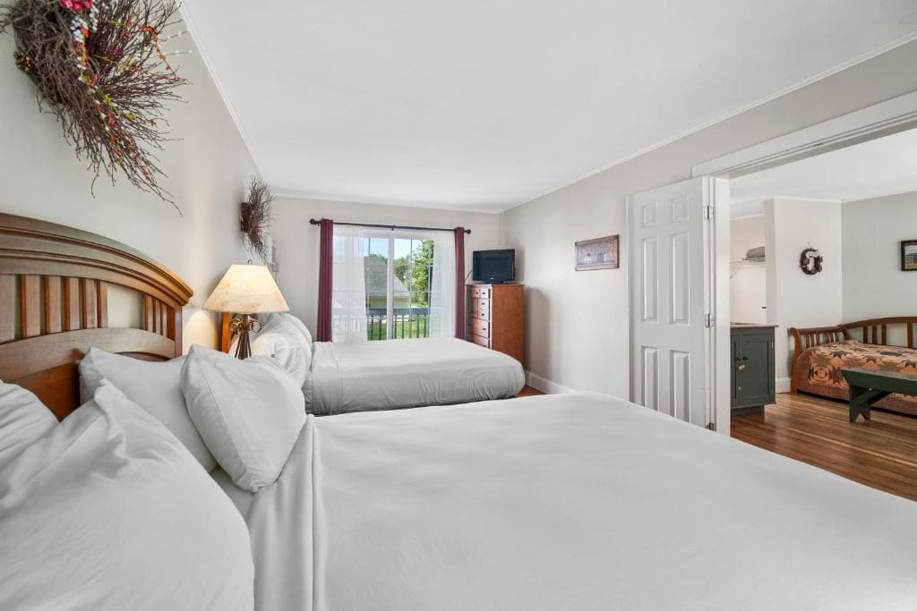 Cottage with Two Queen Beds room - Image 1
