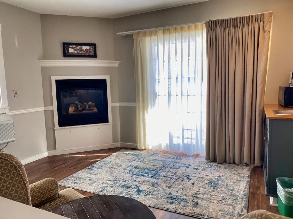 Deluxe Suite with Spa Bath room - Image 1