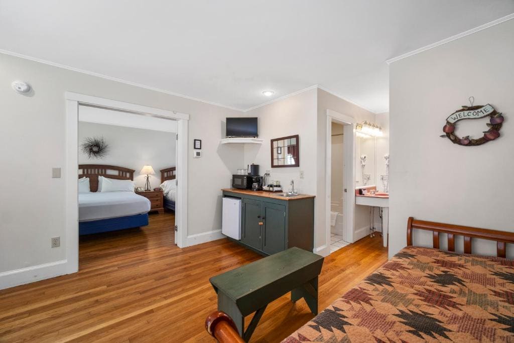 Cottage with Two Queen Beds room - Image 2