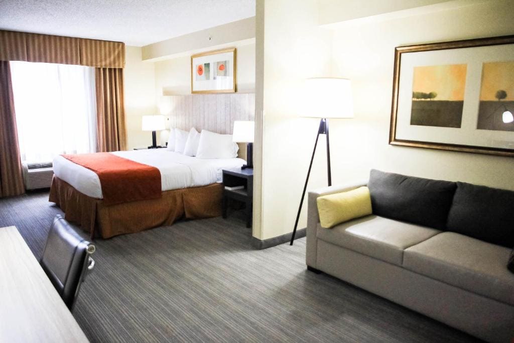 King Suite - Non-Smoking room - Image 2