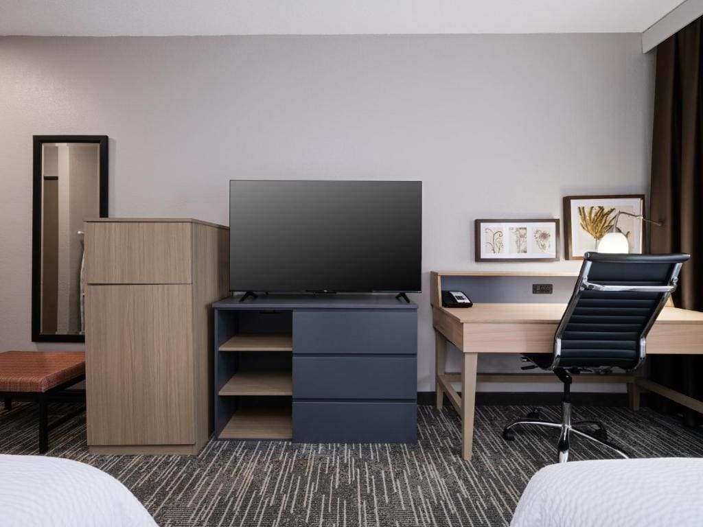 Standard Queen Room with Two Queen Beds and Tub - Mobility/Communications Accessible room - Image 2