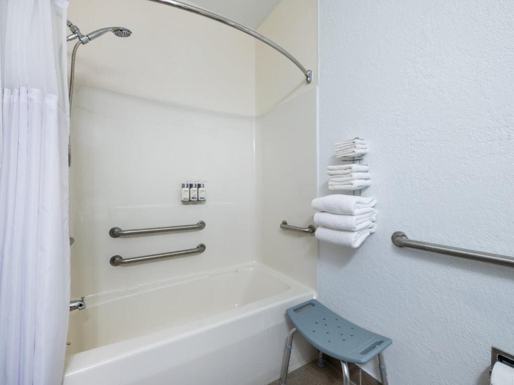 Standard Queen Room with Two Queen Beds and Tub - Mobility/Communications Accessible room - Image 3
