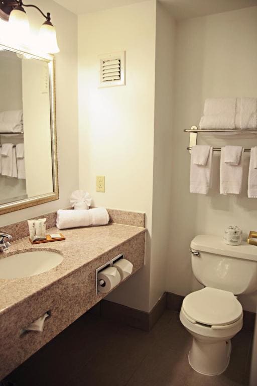 Queen Suite with Two Queen Beds and Sofa Bed - Non Smoking room - Image 1