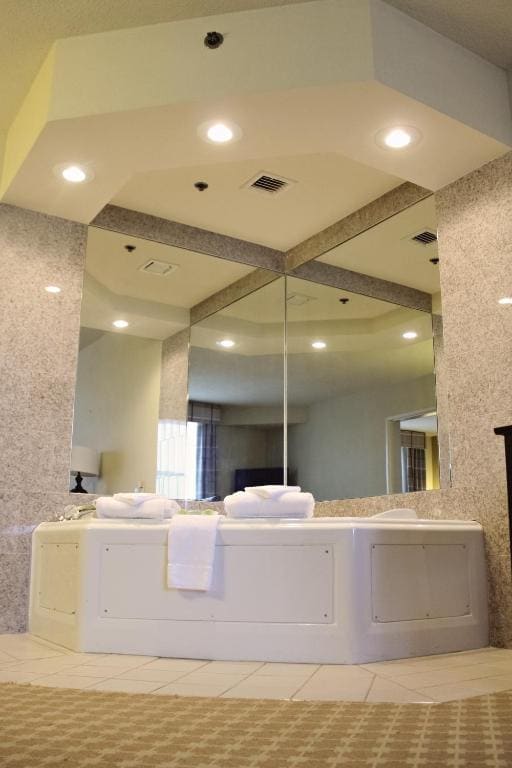 King Suite with Whirlpool - Non smoking room - Image 1
