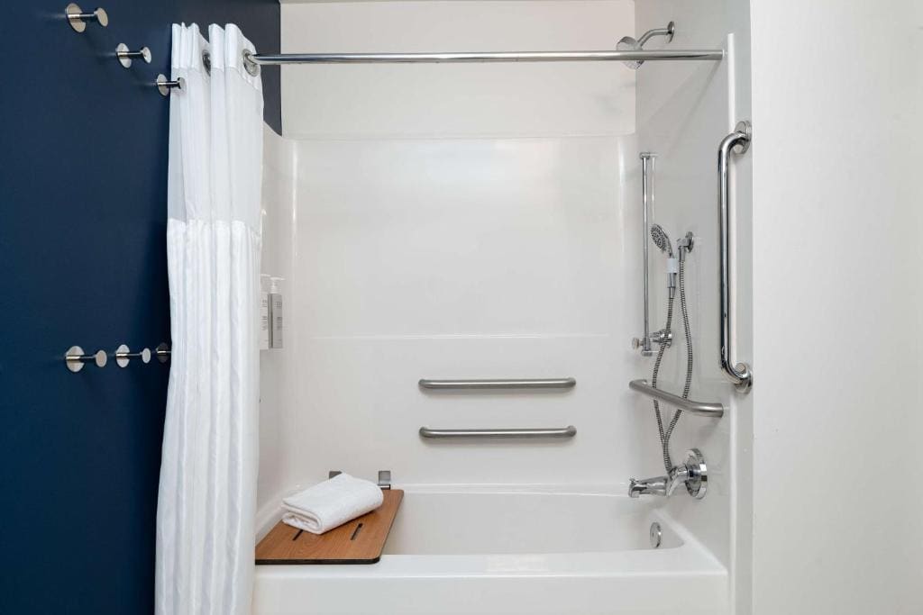 Queen Room with Two Queen Beds and Accessible Tub - Mobility and Hearing Access room - Image 2