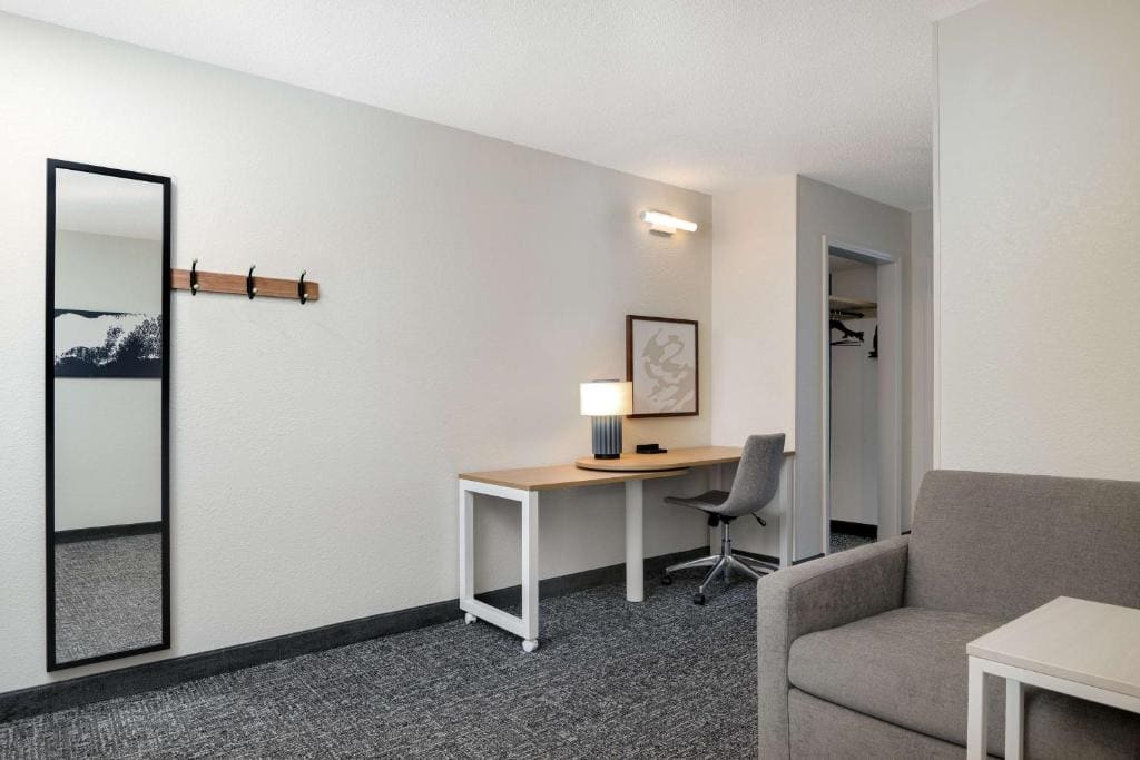 King Suite room - Image 2