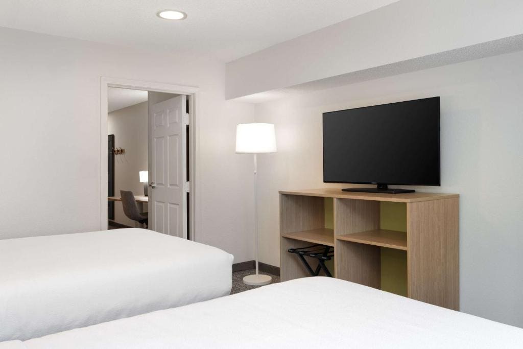 Queen Suite with Two Queen Beds room - Image 2