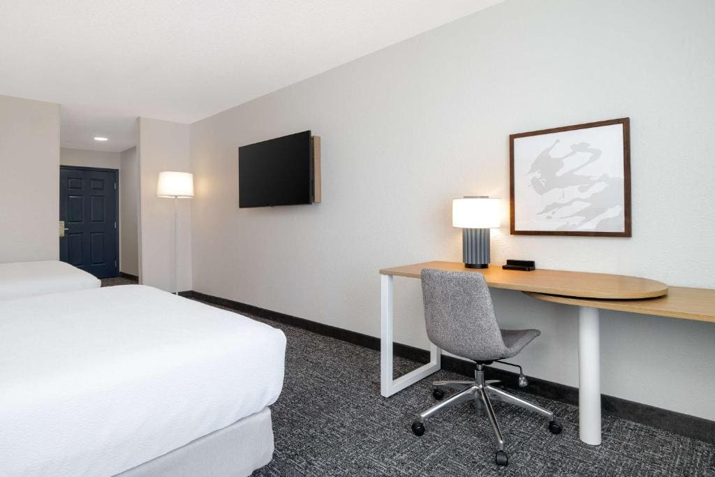 Queen Room with Two Queen Beds and Accessible Tub - Mobility and Hearing Access room - Image 1