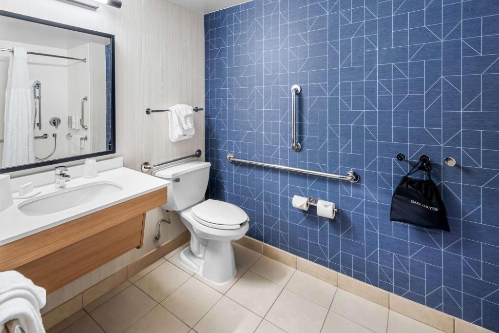 King Room with Roll-In Shower - Mobility and Hearing Access room - Image 3