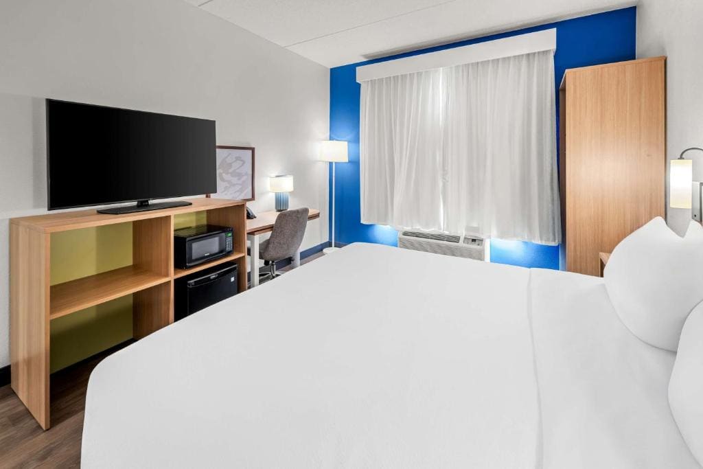 King Room with Roll-In Shower - Mobility and Hearing Access room - Image 2