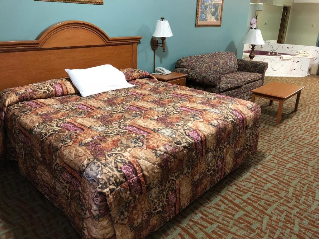 Suite with Whirlpool room - Image 1