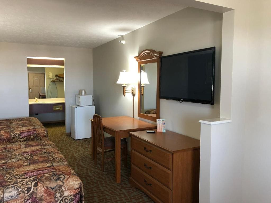 Queen Suite with Two Queen Beds room - Image 2