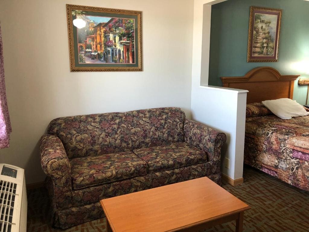 Queen Suite with Two Queen Beds room - Image 3