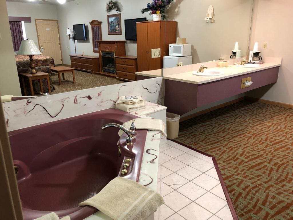 Suite with Whirlpool room - Image 3