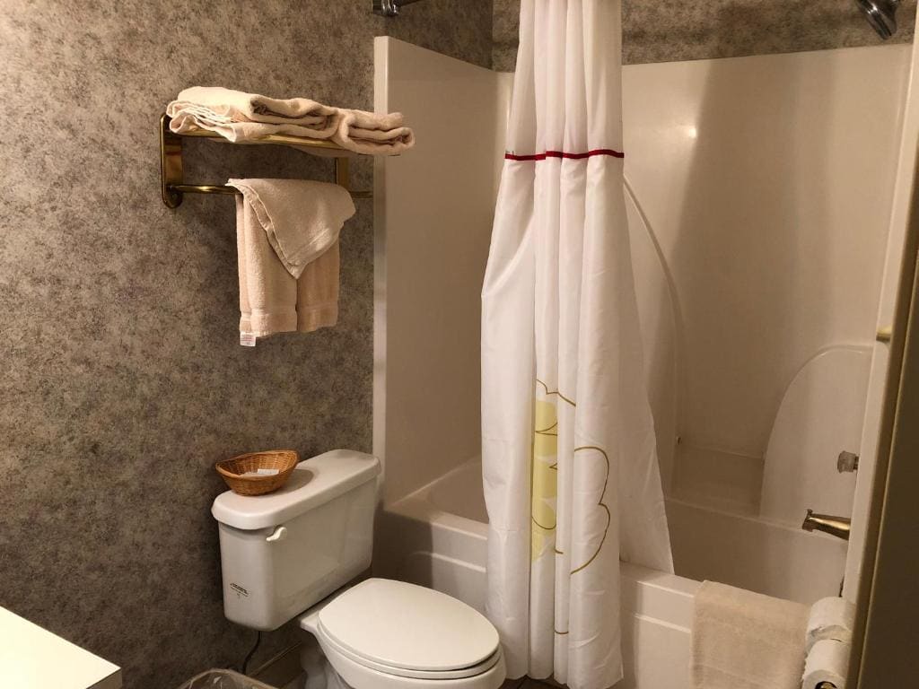 Suite with Whirlpool room - Image 2