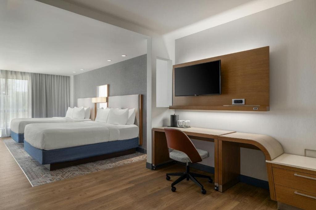 Studio with Two Queen Beds, Bathtub and Sofa Bed - Mobility Access room - Image 1