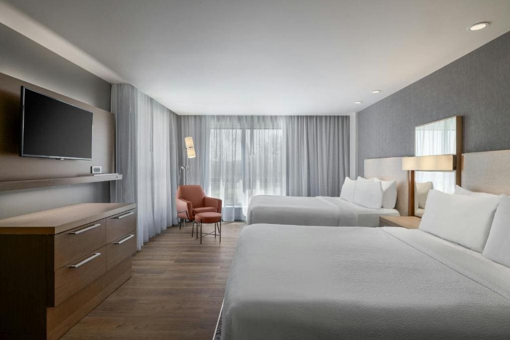 Studio with Two Queen Beds, Bathtub and Sofa Bed - Mobility Access room - Image 2