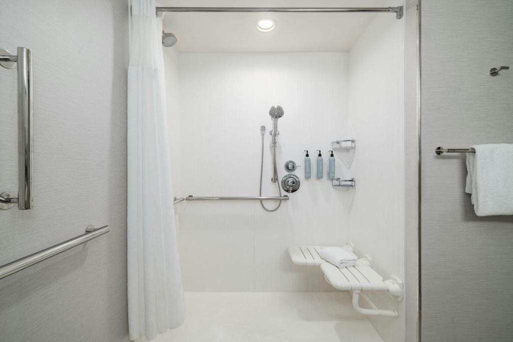 Queen Room with Two Queen Beds and Roll-In Shower - Mobility Access room - Image 3