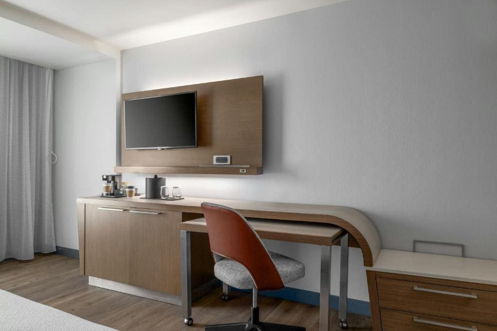 Queen Room with Two Queen Beds and Roll-In Shower - Mobility Access room - Image 2