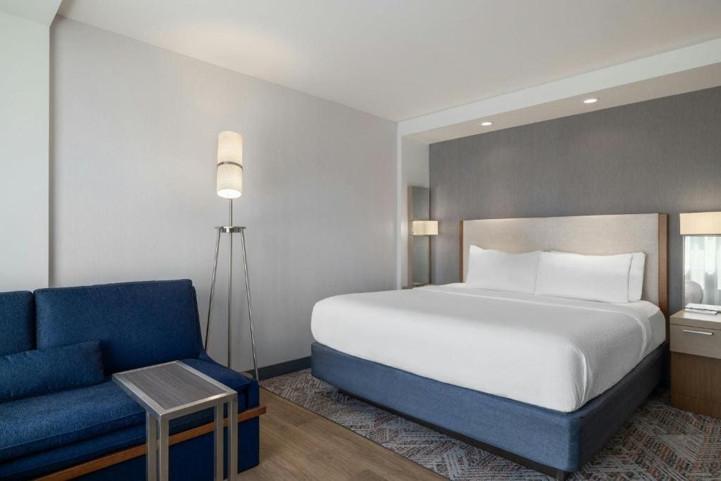 King Room with Sofa Bed - Hearing Accessible room - Image 2