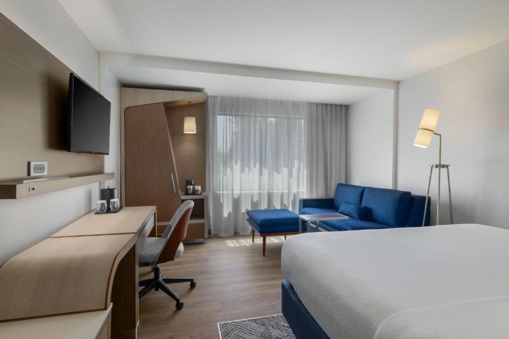 King Room with Sofa Bed - Hearing Accessible room - Image 3