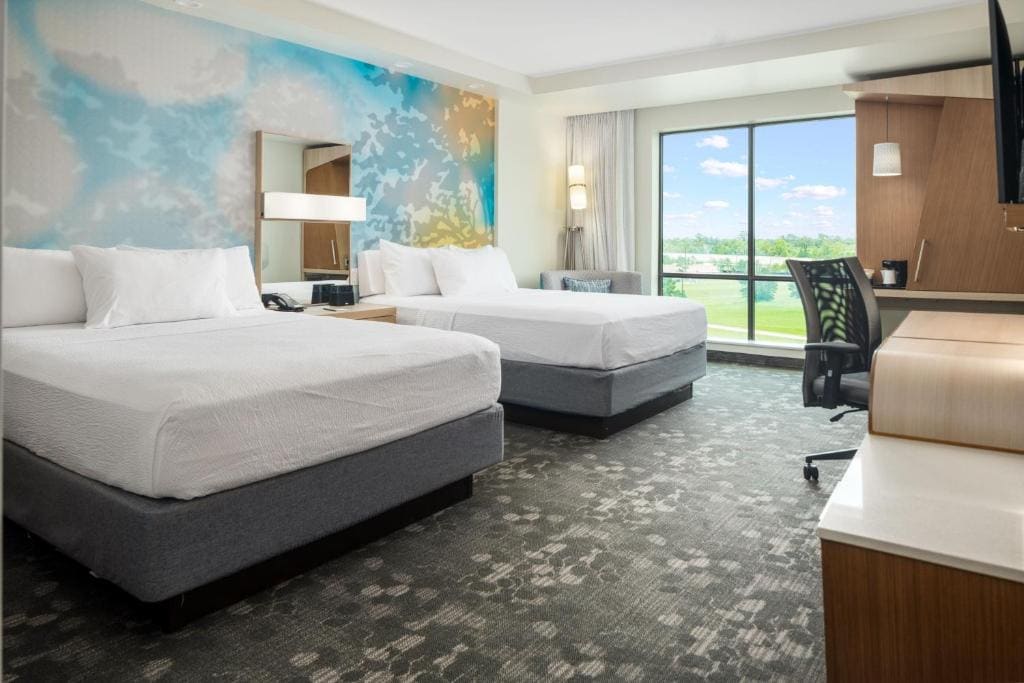 Queen Room with Two Queen Beds - Hearing Accessible room - Image 2