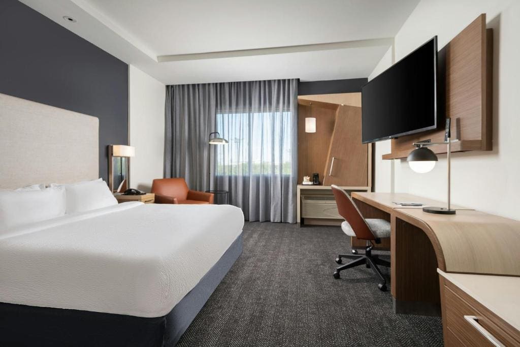 King Room with Transfer Shower - Mobility Access/Hearing Accessible room - Image 1