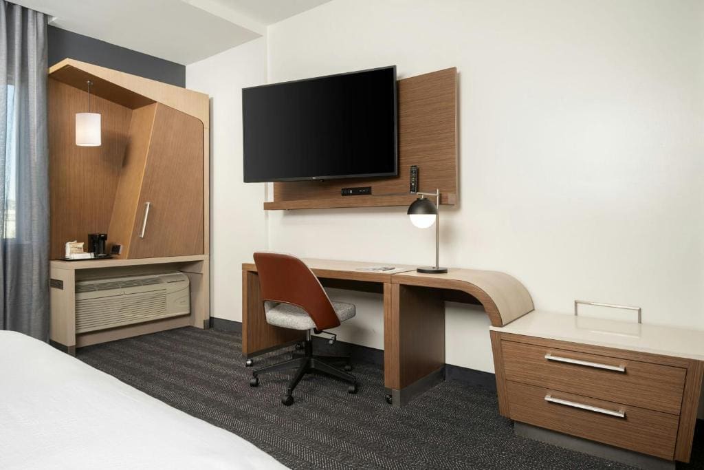 King Room with Transfer Shower - Mobility Access/Hearing Accessible room - Image 2
