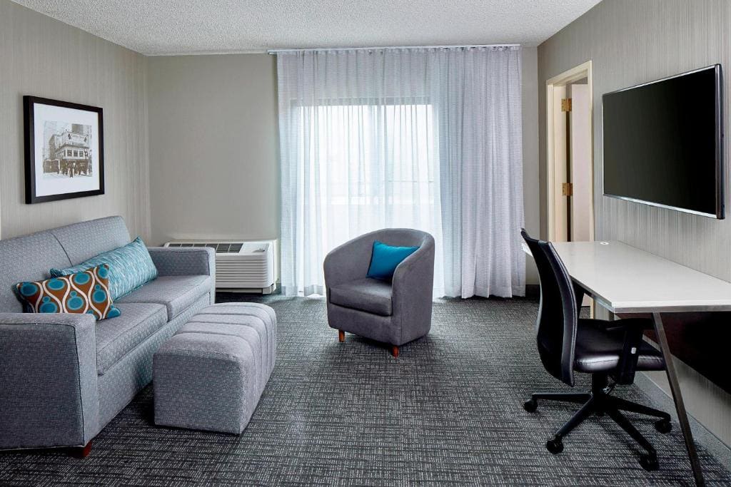 One-Bedroom King Suite with Bathtub and Sofa Bed - Mobility Access room - Image 3